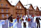 Туристи катаються на лижах на Буковелі. Лижні тур в Карпати.