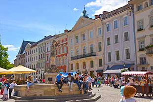 Площа Ринок, праднік кожен день. Тур до Львова на день Конституції