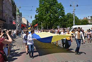 Шествие во Львове на день Конституции