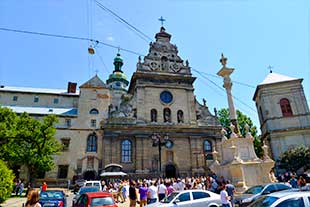 Бернардинський монастир в турі на травневі у Львові