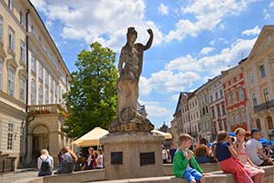 Центральная площадь Львова в туре на Независимость